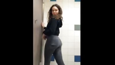 thot shows her ass on periscope